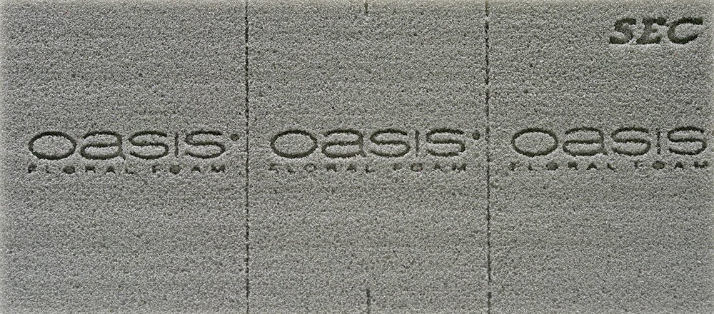 Gąbka florystyczna produkcji firmy Oasis, przeznaczona do kwiatów sztucznych i suchych, rodzaj - Oasis® SEC, kolor - szara