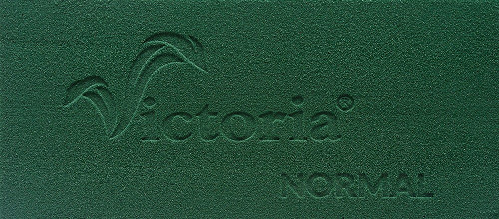 Gąbka florystyczna firmy Victoria przeznaczona do układania kwiatów żywych  Rodzaj: Victoria Normal Super Fresh,  Kolor gąbki: zielony, Wymiary kostki: 23 x 11 x 8 cm