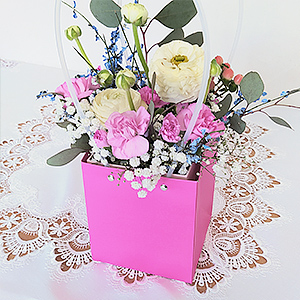 Przykładowa dekoracja kwiatowa w torebce prezentowej
